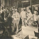 Im Sommer 1926 erfolgt die Umstellung der Glasfabrik von Spiegelglas auf Hohlglas.