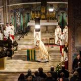 Bischof Oster salbt den neuen Altar mit Chrisam